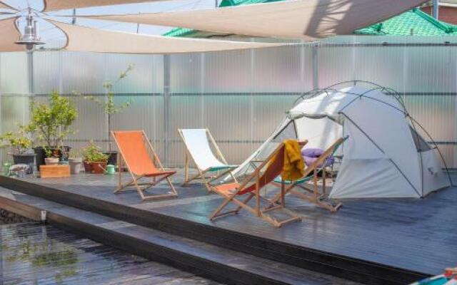 Cat on a Hot Tin Roof