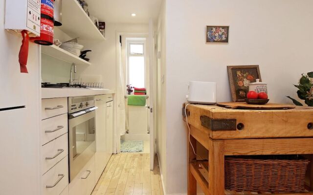 Bright Chic Garden Apartment