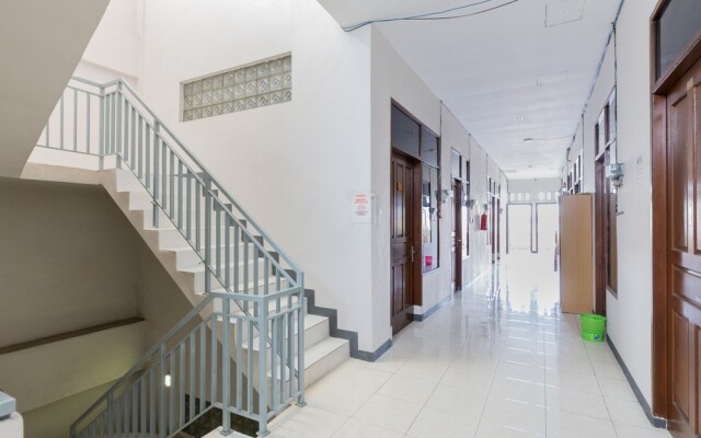 RedDoorz near Taman Flora Bratang Surabaya