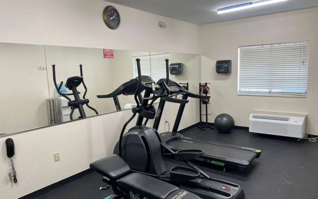 Days Inn - Near Kansas Speedway