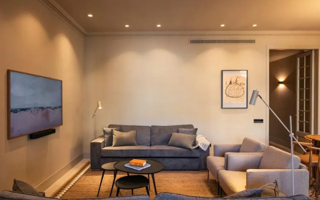 Lovely 6 BR Flat in L Eixample