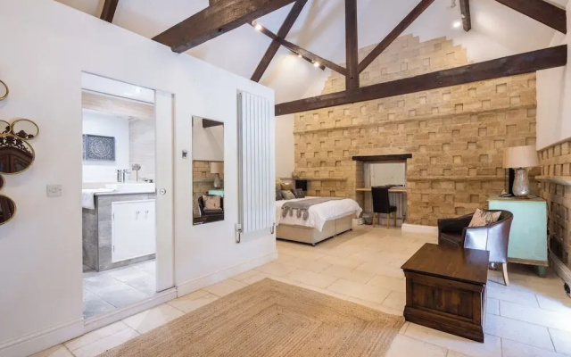 The Dovecote, Rowden Manor- Sleeps 6 & Parking