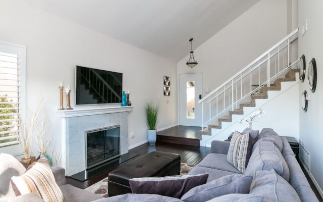 Agoura Hills  W/landscaped Yard 3 Bedroom Home