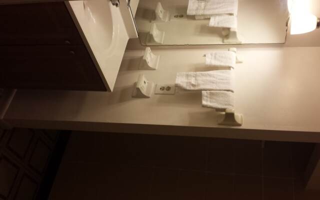 Airport Motor Inn Lounge/Package Store