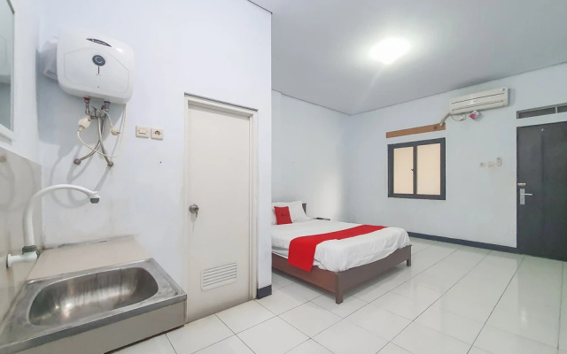 RedDoorz Syariah near Universitas Muhammadiyah Cirebon – Guest Rooms – Sumber