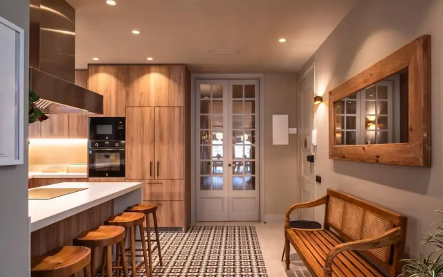 Lovely 6 BR Flat in L Eixample