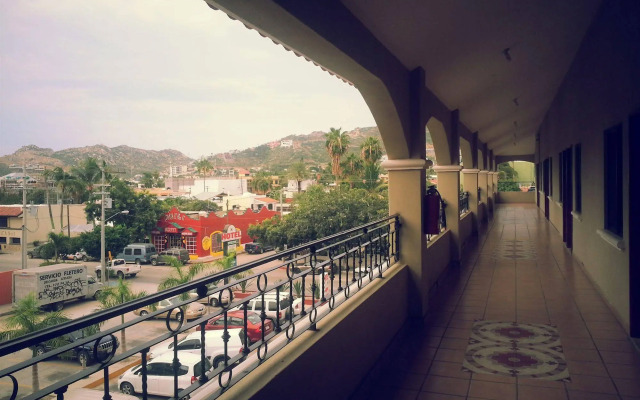 Hotel & Plaza Los Arcos