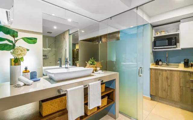 Gorgeous 1BR Condo With Pools Sea Views
