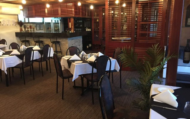 Country Plaza Motor Inn