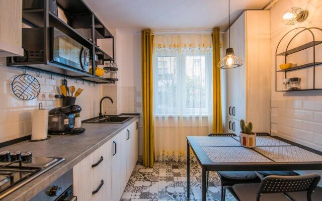 Kitty Sunflower Apartment