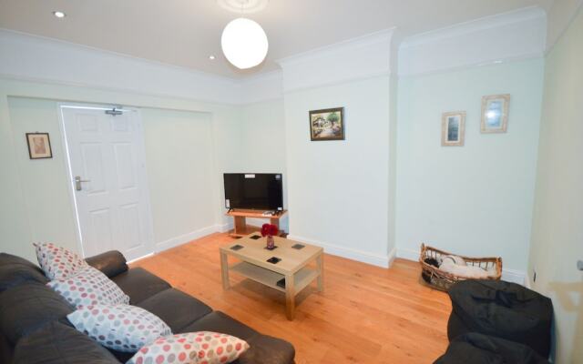 Fantastic 4 Bedroom House In Bath With Garden
