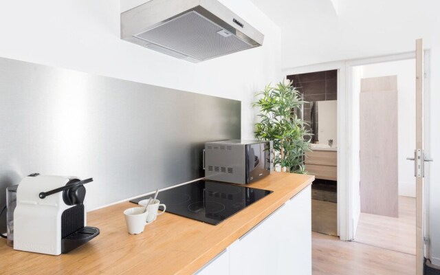 Modern 1 Bedroom Apartment "rue de le Loge"!