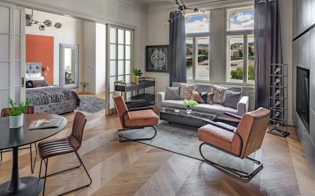 MN6 Luxury Suites by Adrez Living