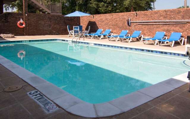 Quality Inn Magnolia