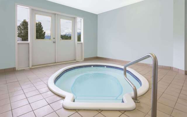 Super 8 By Wyndham Golden