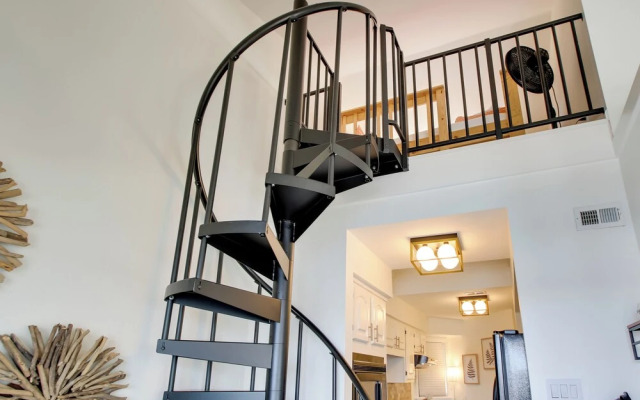 Million-dollar Views: Condo on Lake Hamilton!