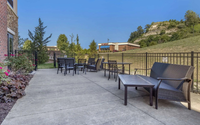 Comfort Suites Bridgeport - Clarksburg