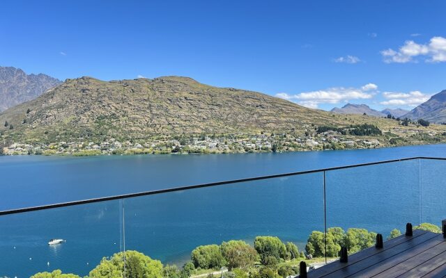 Stunning Lakeview QT Holiday House