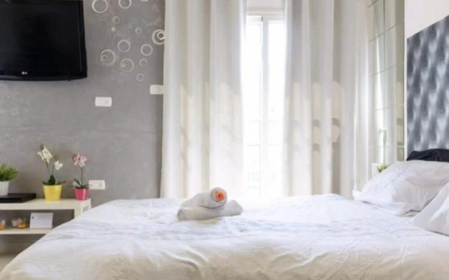 Luxury studio with balcony and parking