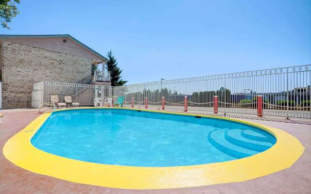 Days Inn by Wyndham Everett