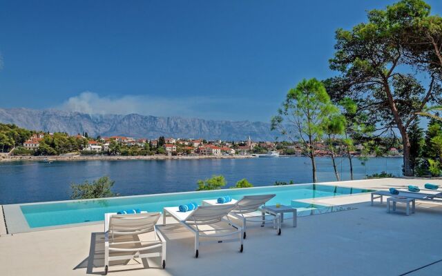 Beachfront Villa Seven Sins with Pool