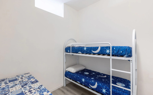 Snug apartment in Lesa with balcony