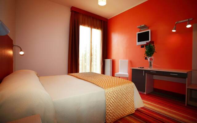 Hi Hotels Sirmione - Lakeview Pool