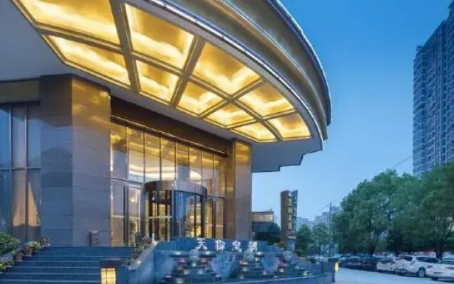 Tianlun Huangchao International Hotel(Chibi North Railway Station)