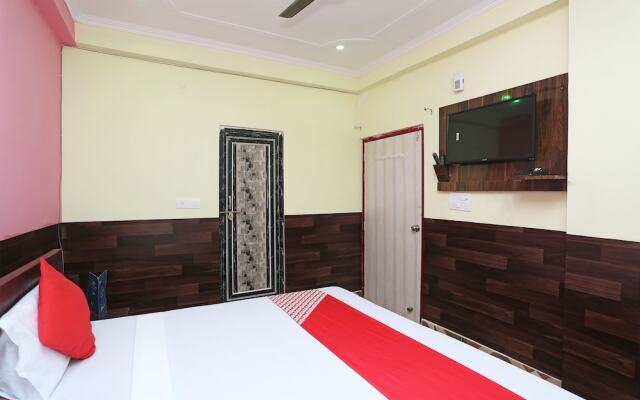 OYO 28801 Radhika Guest House