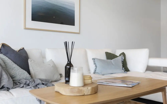 Luxury Living on Waterfront with Large Sunny Deck by Urban Butler – Guest Rooms – Auckland