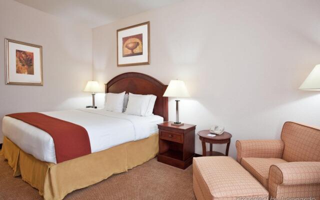 Holiday Inn Express & Suites Detroit - Farmington Hills, an IHG Hotel