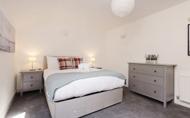 JOIVY Beautiful 2-Br Mews Home, Near Princes Street