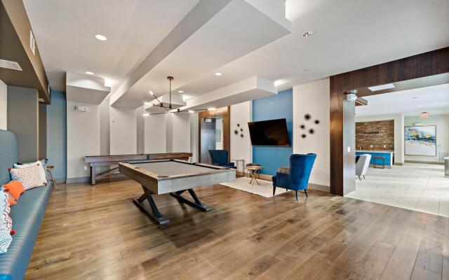 Deep Cleaned Modern 2BR Apt Downtown Location