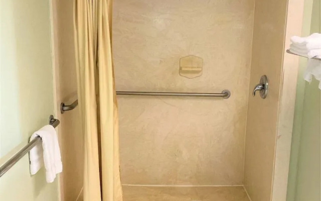 Pine Point Inn & Suites