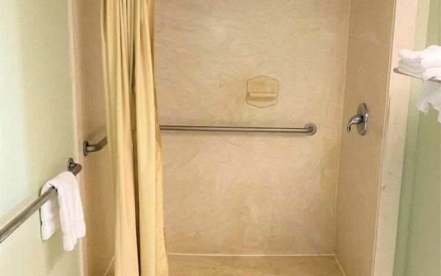 Pine Point Inn & Suites