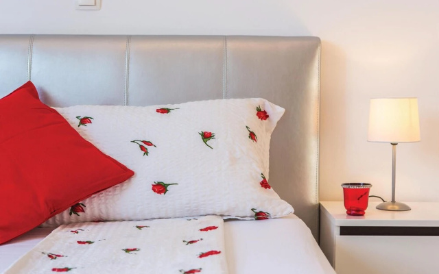 Beautiful Apartment in Okrug Gornji With 2 Bedrooms and Wifi