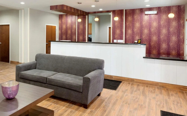 Super 8 by Wyndham Carrizo Springs