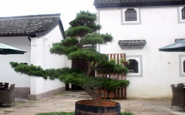 Courtyard-Lestay