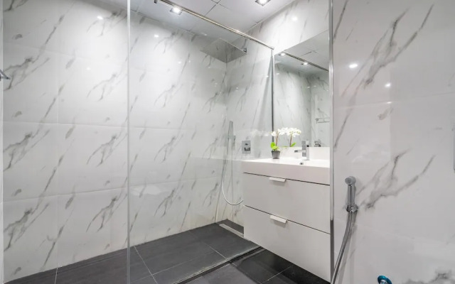 Luxury Waterfront Apartment with Beach Access