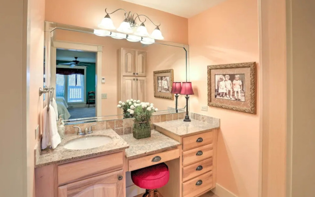 Beautiful Central Fayetteville Townhome w/ Views!