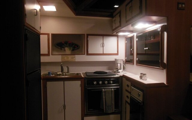 Dockside Yacht Lodging