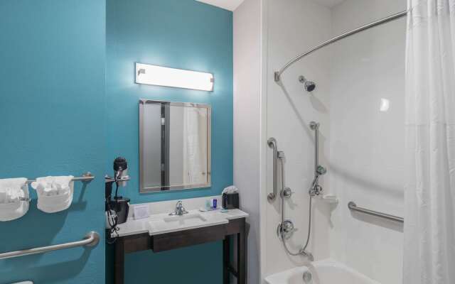 Clarion Inn & Suites DFW North