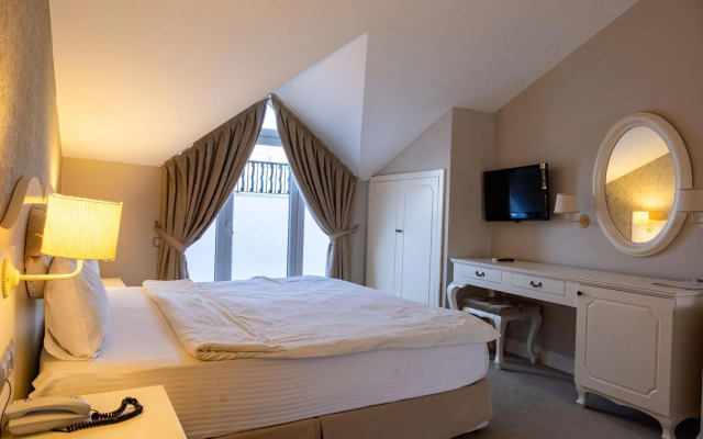 The PINEHILL Hotel & Suites