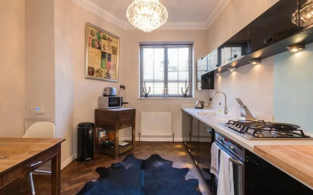 Stylish 1-bed With a Roof Terrace