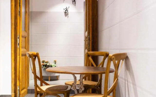 Premium Rooms by Hi5 - Style at the Comedy Theater