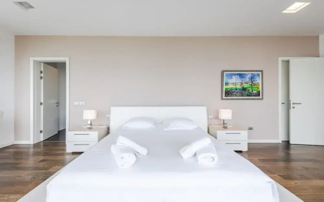 Exclusive Lake Villa