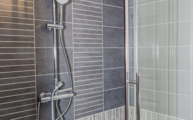 Lovely 2 Bedroom Apartment With Free Parking