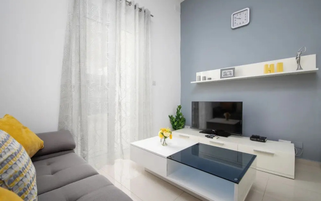 Modern 2 BR Apartment with AC - Near Sea