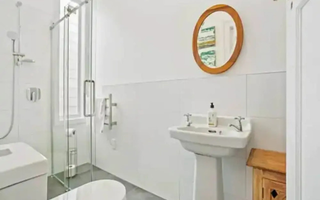 Cheerful 1 Bedroom Home With Free Parking