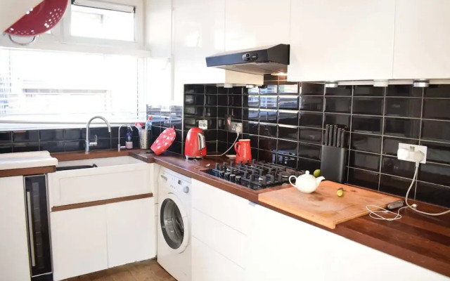 3 Bedroom House With Garden in Brixton